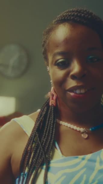Tour Taille Vertical Jeune Femme Noire Portant Une Tenue Brillante — Video