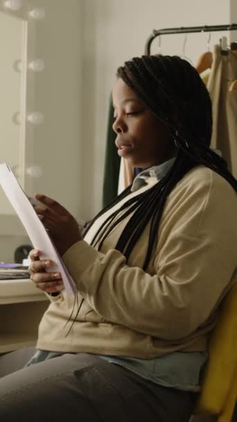 Вертикальний Вид Збоку Середній Знімок Молодої Чорної Жінки Стенд Комік — стокове відео