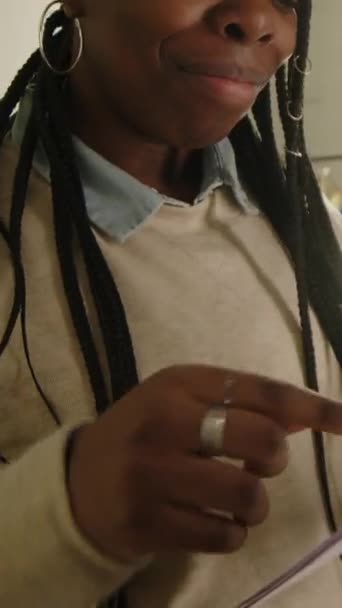 Вертикальний Середній Знімок Молодої Плетеної Чорної Жінки Читає Переглядає Матеріал — стокове відео