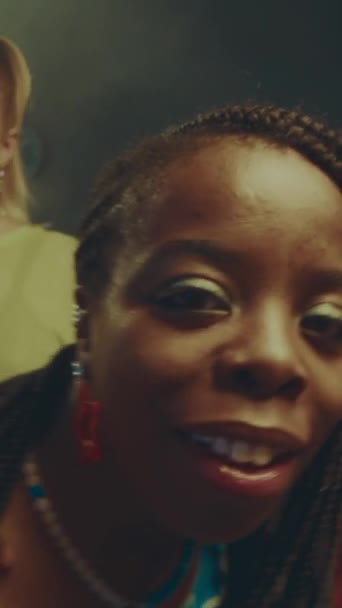 Вертикальное Среднее Медлительность Молодых Черных Женщин Разнообразными Друзьями Стильных Ярких — стоковое видео