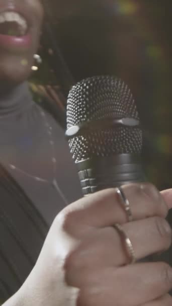 Sahnede Spot Işıklarıyla Mikrofonla Konuşan Genç Siyahi Kadın Stand Komedyeninin — Stok video