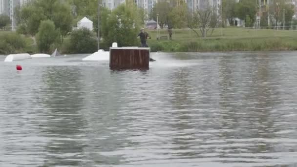 在湖面上醒来的时候 一群男人在玩把戏 用飞溅掉进了水里 — 图库视频影像