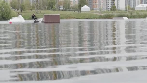 Lento Amplio Disparo Hombre Adulto Traje Neopreno Wakeboarding Lago — Vídeo de stock