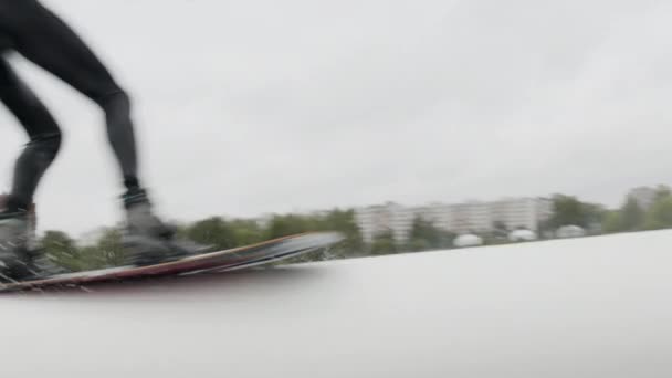 男子穿着头饰和湿衣滑行滑块滑行 在湖边练习滑块滑行的背景图 — 图库视频影像