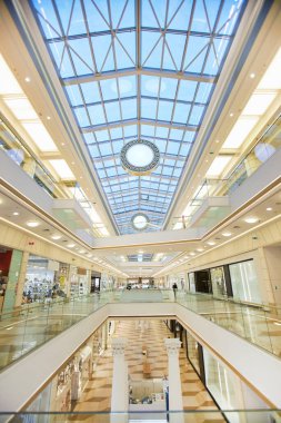 Işık ve cam tasarım elemanları ile modern alışveriş merkezinin dikey arkaplan görüntüsü alanı kopyala