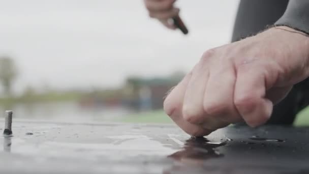 Przycięte Ujęcie Nierozpoznawalnych Surferów Odkręcających Śruby Mocujące Wakeboard Podczas Zmiany — Wideo stockowe