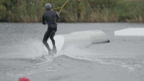 Rückenansicht Eines Professionellen Männlichen Wakeboard Surfers Beim Üben Der Fahrt — Stockvideo