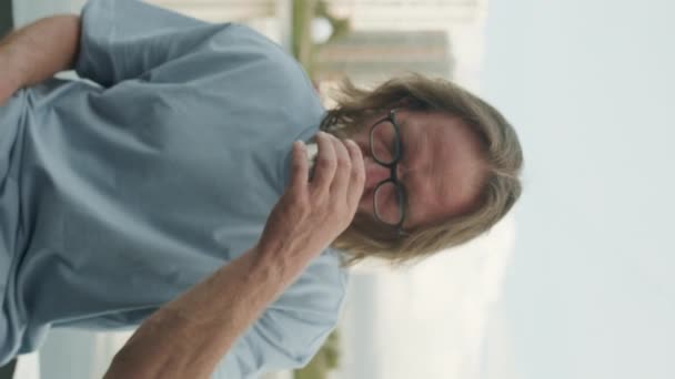 Uzun Saçlı Sakallı Gözlüklü Yetişkin Bir Adamın Termos Bardağından Sıcak — Stok video