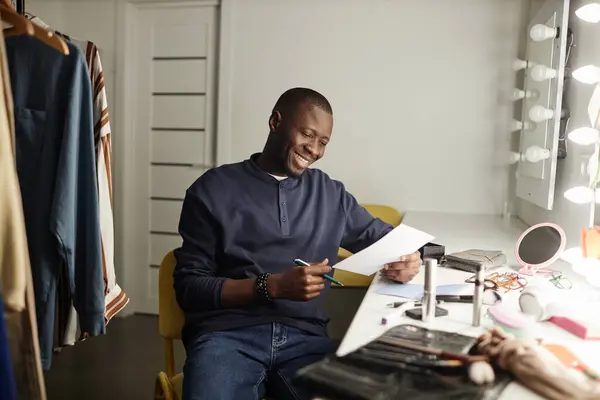 Portret Van Een Glimlachende Zwarte Man Die Het Script Leest — Stockfoto