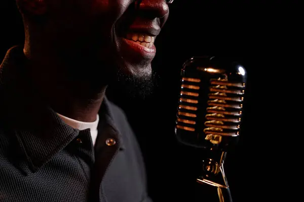 Detailní Záběr Usměvavý Černoch Mluví Mikrofonu Jevišti Představení Komediální Show — Stock fotografie