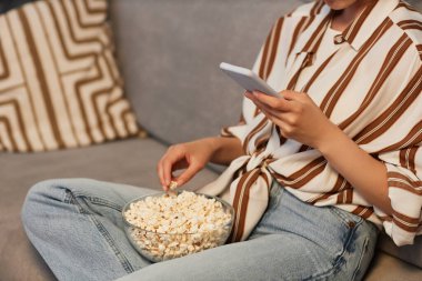 Tanımlanamayan genç bir kadının evinde akıllı telefonuyla gevşeyip patlamış mısır yemesi, fotokopi çekmesi.