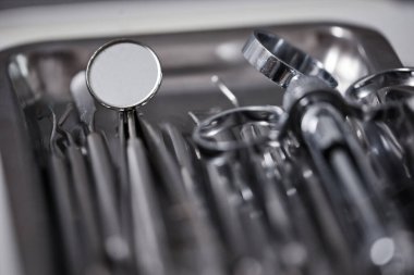 Diş kliniğinde aynalı metal steril aletlerin makro görüntüsü, boşluğu kopyala
