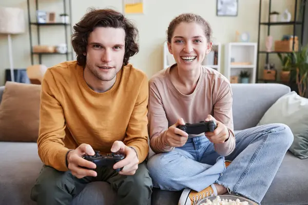 Visão Frontal Jovem Casal Sorrindo Jogando Jogos Vídeo Juntos Segurando — Fotografia de Stock