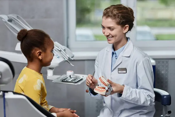Widok Boku Portret Przyjaznej Kobiety Dentysta Rozmawiając Małą Dziewczynką Klinice — Zdjęcie stockowe