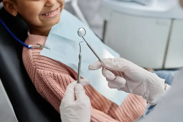 Primer Plano Las Herramientas Retención Del Dentista Femenino Mientras Trabaja — Foto de Stock
