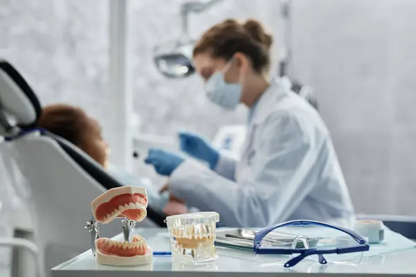 Fechar Ferramentas Modelos Dentes Clínica Odontológica Com Dentista Sexo Feminino — Fotografia de Stock