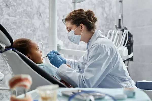 Retrato Vista Lateral Una Dentista Joven Que Trabaja Con Niño — Foto de Stock