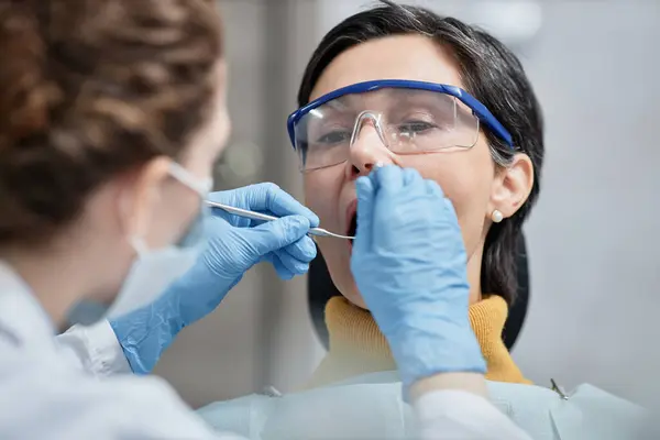 Close Mulher Madura Cadeira Dentária Durante Exame Dos Dentes — Fotografia de Stock