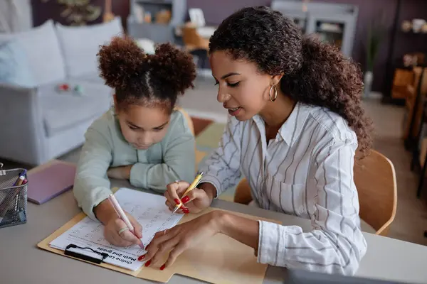 Portrait Black Young Woman Explaining Math Little Girl Home Education — Stock Photo, Image