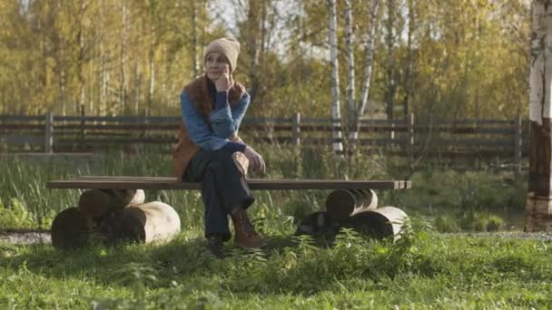 Full Slowmo Porträtt Mitten Vuxen Kaukasisk Kvinna Sitter Träbänk Landsbygden — Stockvideo