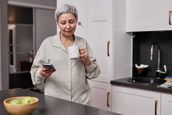 Pas Portrét Moderní Dospělé Ženy Pomocí Smartphone Kuchyni Dopoledních Hodinách — Stock fotografie