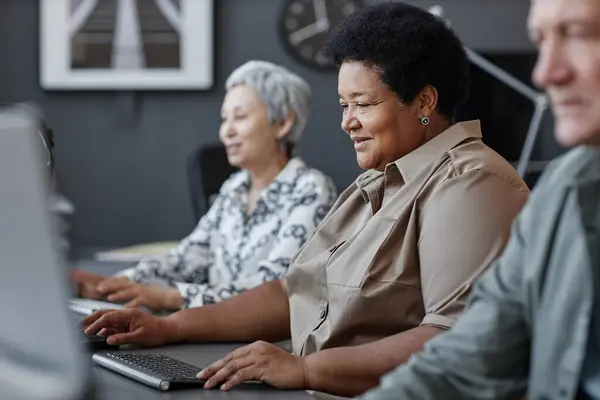 Retrato Vista Lateral Una Mujer Negra Mayor Usando Computadora Sonriendo — Foto de Stock