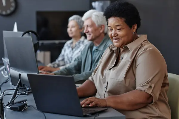Retrato Una Mujer Negra Mayor Usando Computadora Sonriendo Clase Computadora — Foto de Stock