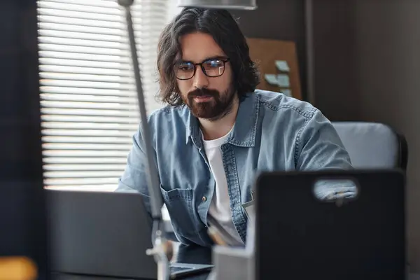 Porträt Eines Bärtigen Mannes Mit Brille Der Computer Büro Benutzt — Stockfoto