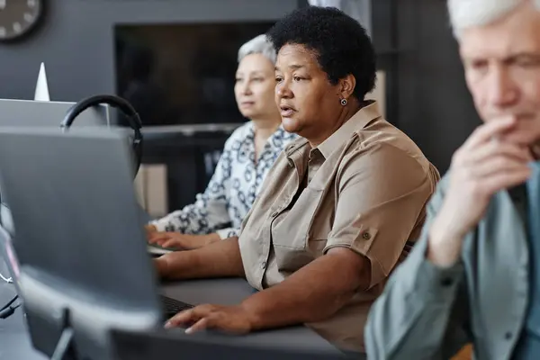Retrato Vista Lateral Mujer Negra Madura Usando Computadora Clase Programación — Foto de Stock