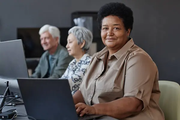 Retrato Mujer Mayor Negra Clase Informática Para Ancianos Sonriendo Cámara — Foto de Stock