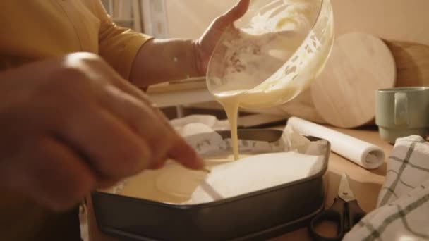 Ausgeschnittene Aufnahme Einer Unkenntlichen Frau Die Teig Auf Pergament Blechkuchenform — Stockvideo