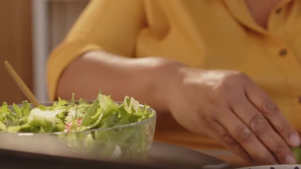 Lassú Közelkép Felismerhetetlen Préselő Mész Saláta Friss Zöldségekkel Saláta Olívaolaj — Stock videók