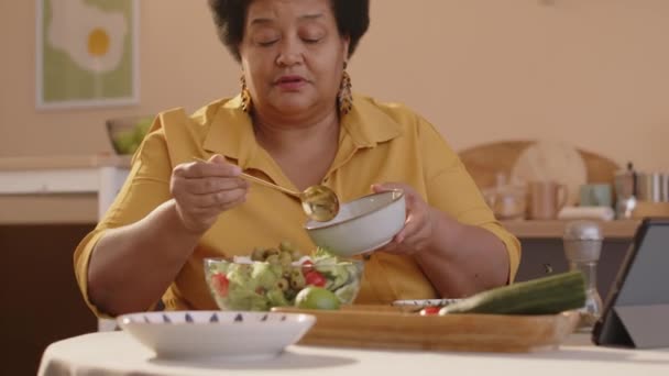 Yaşlı Siyahi Kadın Yeşil Zeytinleri Sebzeli Cam Kaseye Eklerken Güneşli — Stok video