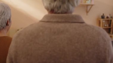 Çok ırklı üç eski arkadaşın akşam yemeği için bir araya geldiği orta boy bir fotoğraf.