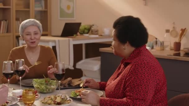 Tiro Médio Duas Mulheres Idosas Multiétnicas Homem Conversando Bebendo Vinho — Vídeo de Stock