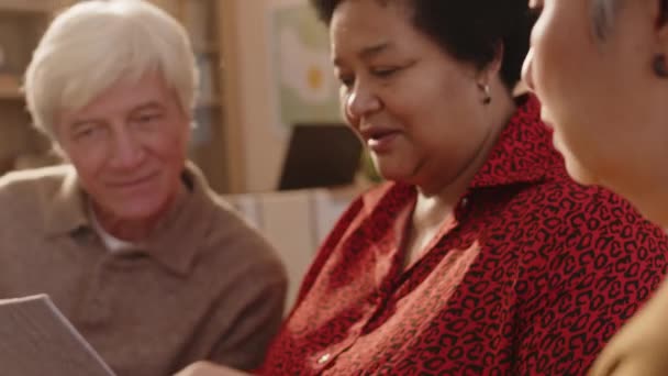 Konforlu Bir Dairede Koltukta Oturan Çeşitli Yaşlı Arkadaşlar Fotoğraf Albümündeki — Stok video