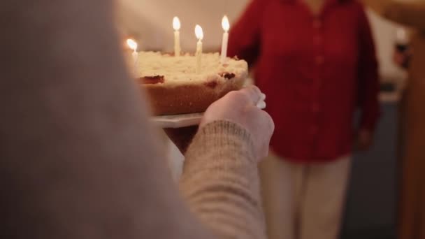 Feliz Anciana Negra Pidiendo Deseos Soplando Velas Pastel Cumpleaños Mientras — Vídeo de stock