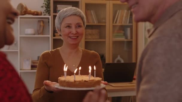 快乐的白人老人在生日蛋糕上吹灭蜡烛 在家里和不同的朋友一起庆祝 — 图库视频影像