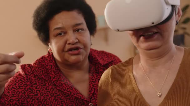 Opgewonden Volwassen Vrouw Headset Bedienen Controllers Terwijl Het Leren Games — Stockvideo
