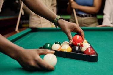 bilardo oyunu kopyalama alanı için bilardo toplarını üçgen çerçeveye koyan ellerin yan görünümü