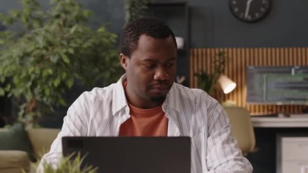 Cintura Hacia Arriba Del Joven Hombre Negro Sentado Junto Computadora — Vídeo de stock