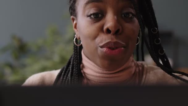 Medio Primer Plano Joven Mujer Negra Adulta Teniendo Videoconferencia Línea Metraje De Stock Sin Royalties Gratis