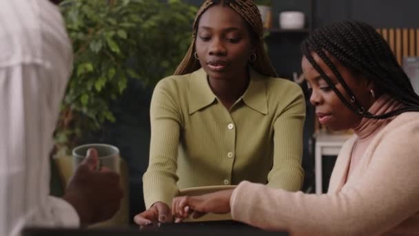 Közepes Lövés Fiatal Afro Amerikai Startup Csapat Amelynek Ötletvihar Találkozó — Stock videók