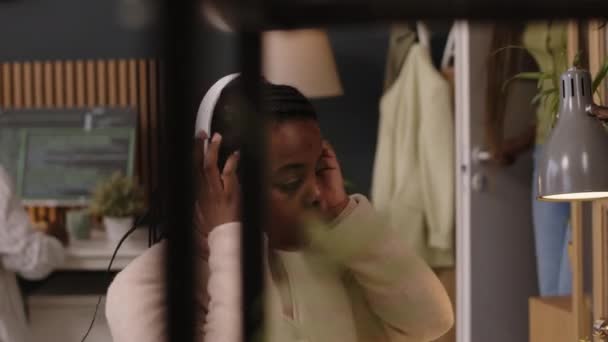 Peito Jovem Mulher Negra Colocando Fones Ouvido Sem Fio Olhando — Vídeo de Stock