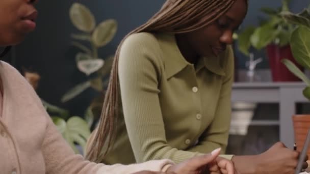 Cintura Até Dois Jovens Colegas Negros Sexo Feminino Sentados Mesa — Vídeo de Stock