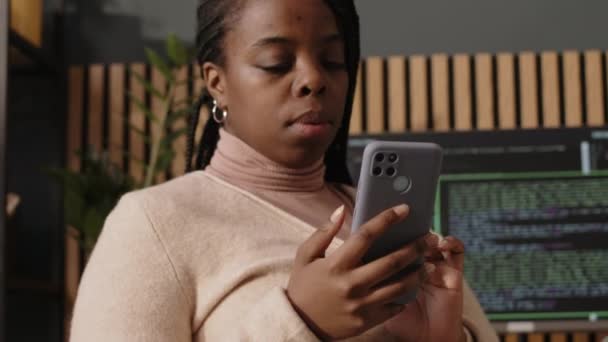 Aufstehen Einer Jungen Schwarzen Mit Smartphone Während Sie Stuhl Arbeitsplatz — Stockvideo