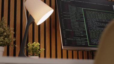 Modern ofisteki masadaki siyah masaüstü bilgisayar ekranında hiç kimse programlama kodu betiği çekmez.