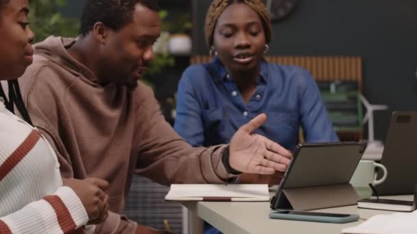 Pas Górę Młodych Afroamerykanów Biuro Zespół Patrząc Wskazując Cyfrowy Tablet — Wideo stockowe