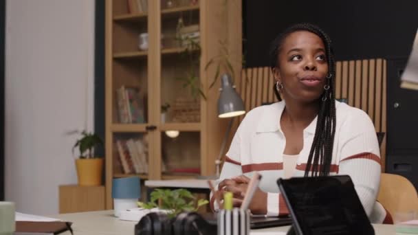 Очікувати Групу Молодих Афроамериканських Колег Які Неформально Зустрілися Сучасному Офісі — стокове відео