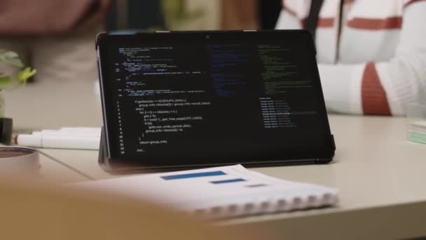 Наклоните Снимок Программирования Кодов Запущенных Черном Цифровом Экране Планшета Столом — стоковое видео